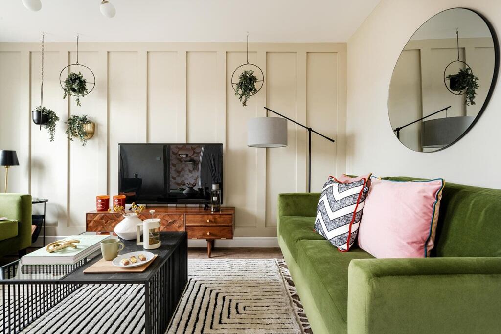 There's plenty of space for two 3 seater sofas