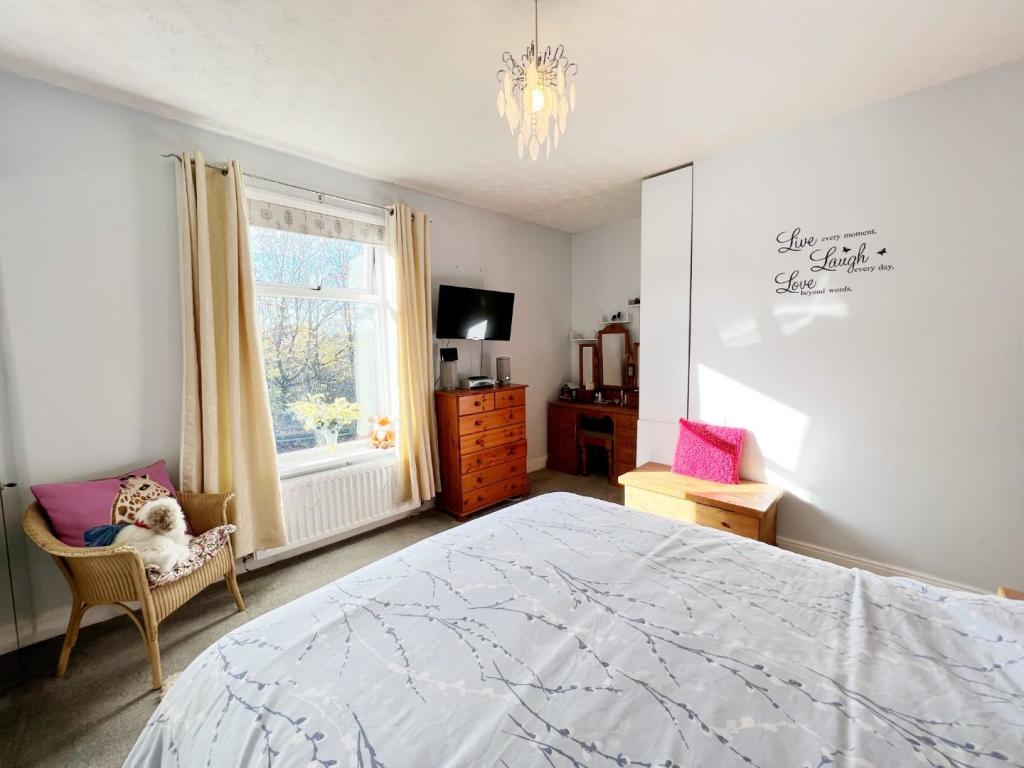 Bedroom 1 pic 3.jpg