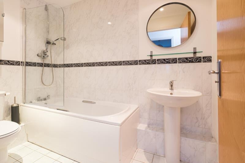 87 RHC bathroom2