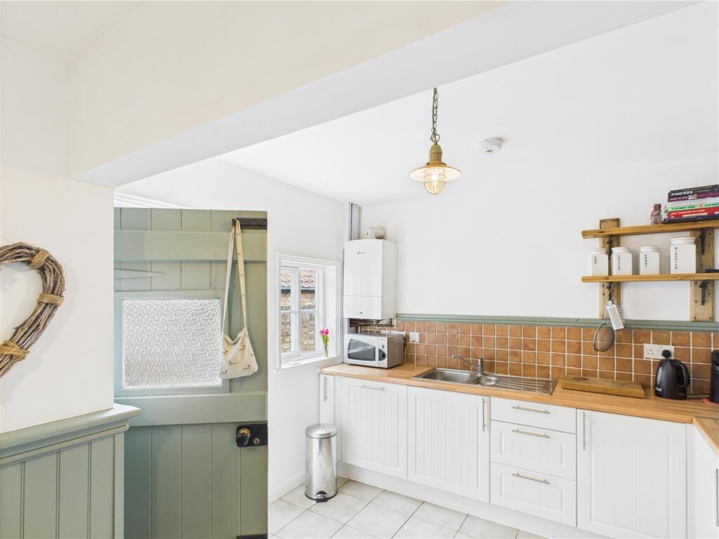 KITCHEN/DINING