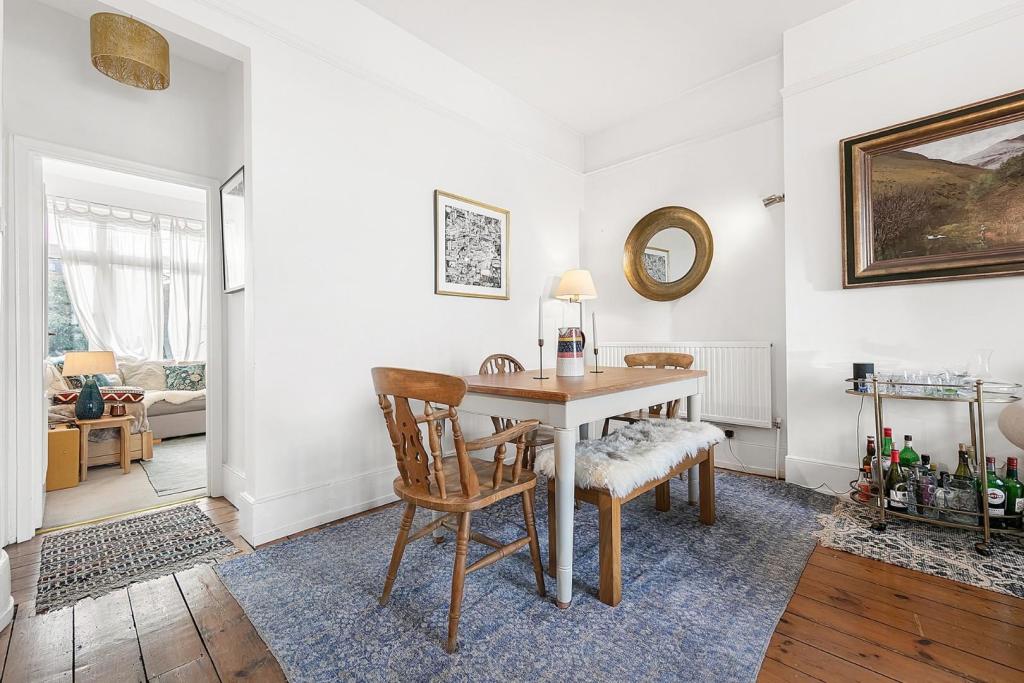 Dining Area.jpg