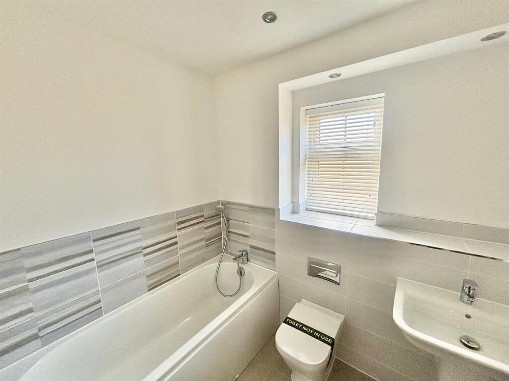 Banbury bathroom, Lackham Place.jpg