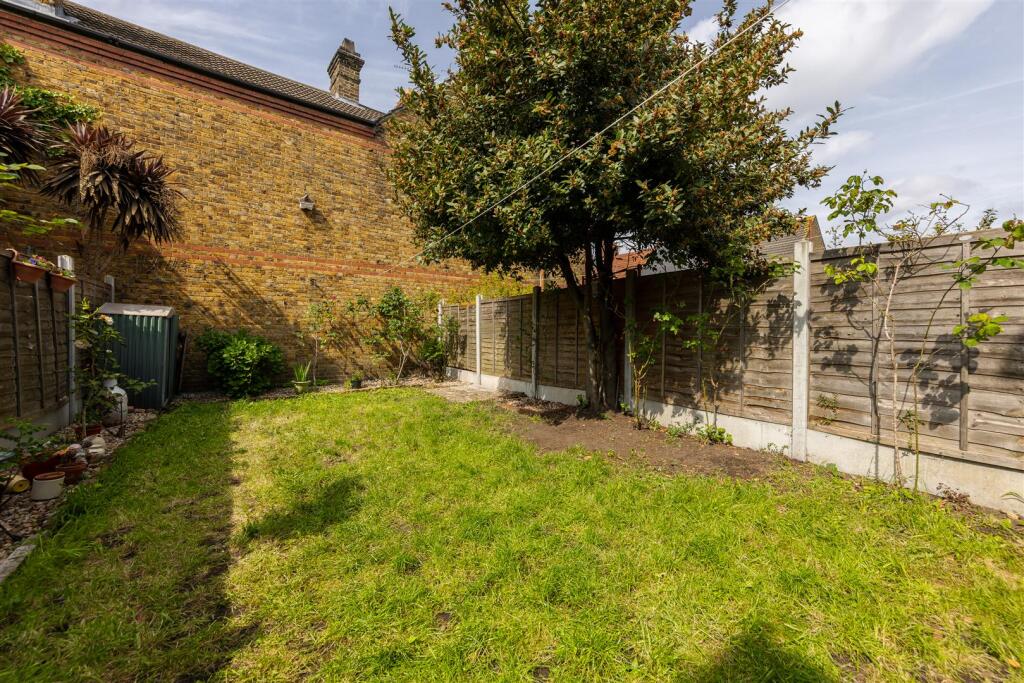 Clementina Road, E18