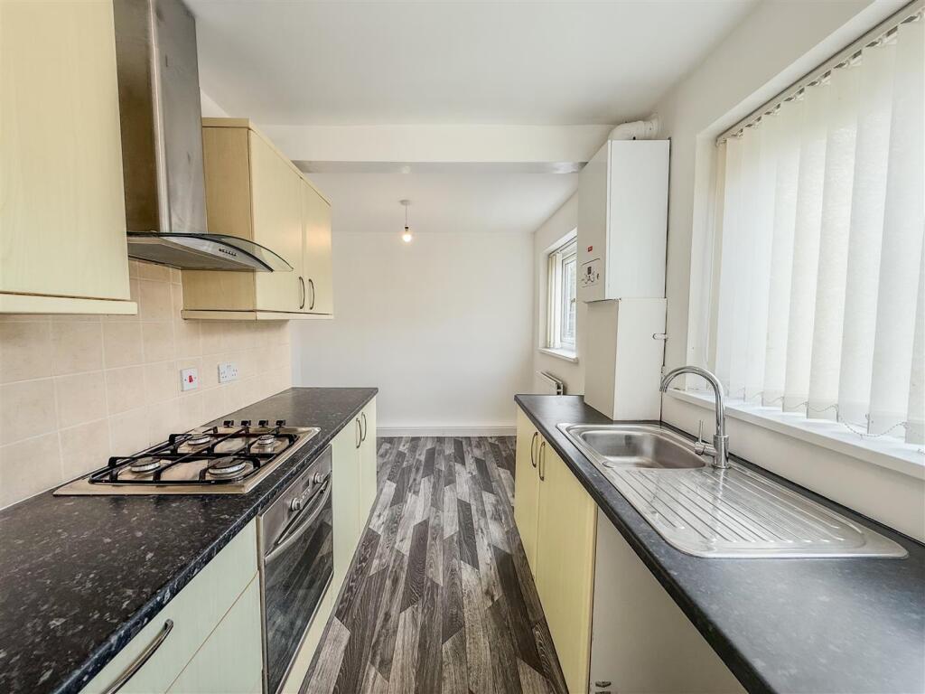 BREAKFASTING KITCHEN