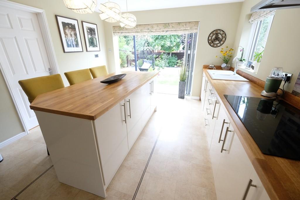 KITCHEN/BREAKFAST 