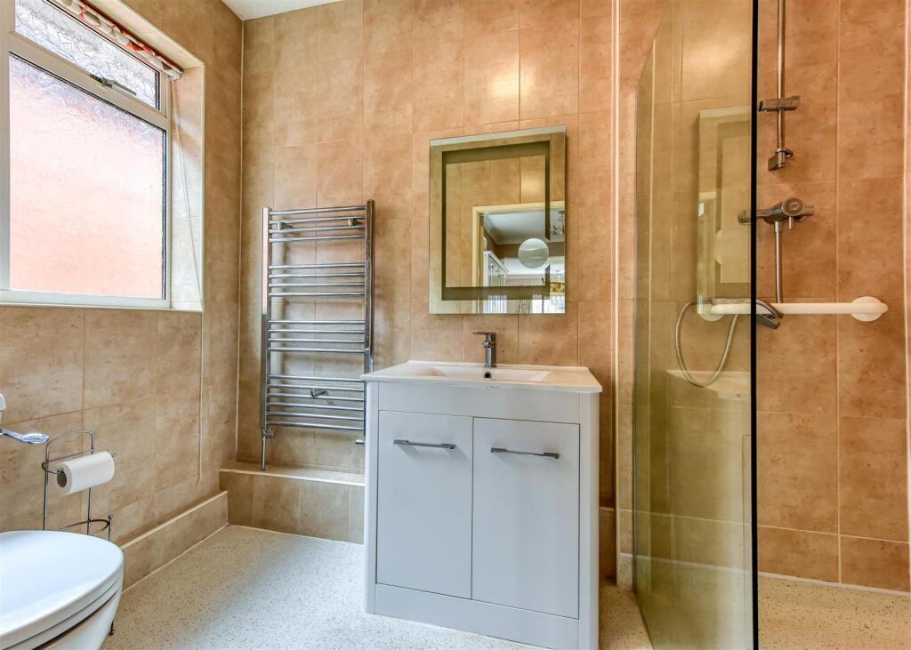 38 Meadow Road-bed1 ensuite.jpg