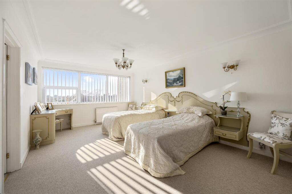 Grand Avenue, Wellington Court 12-019.JPG