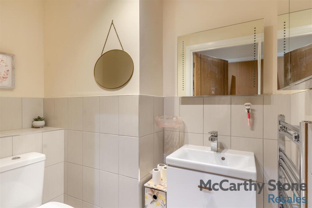 Wilford Lane, West Bridgford. River Facing Apartment