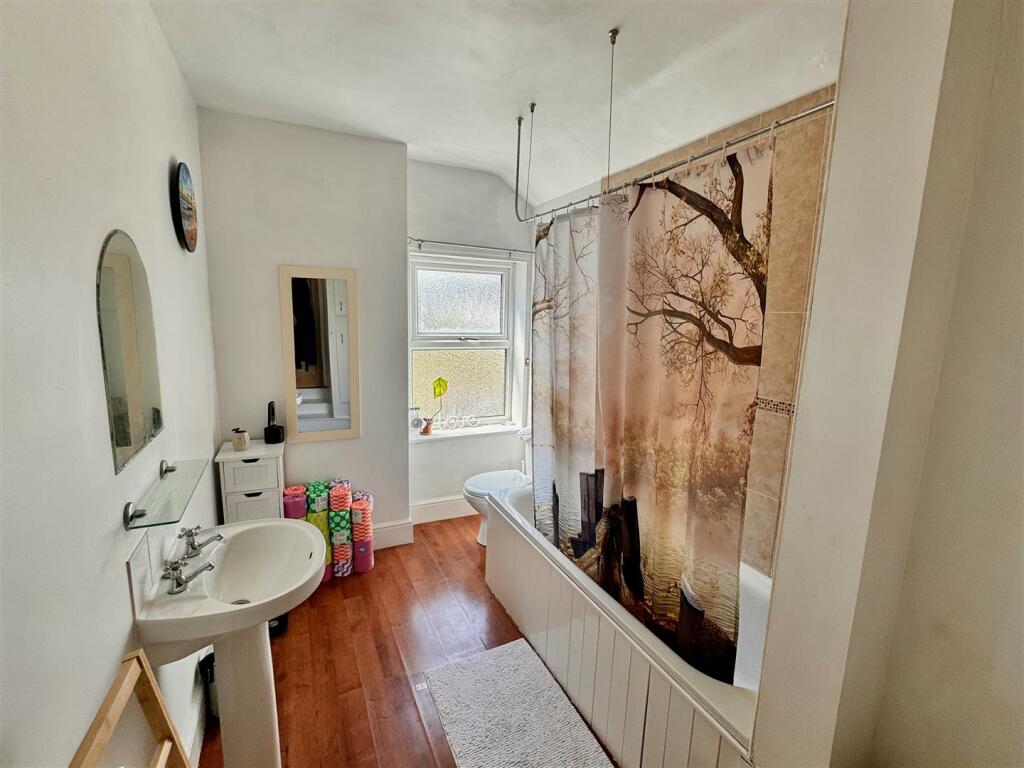 FAMILY BATHROOM