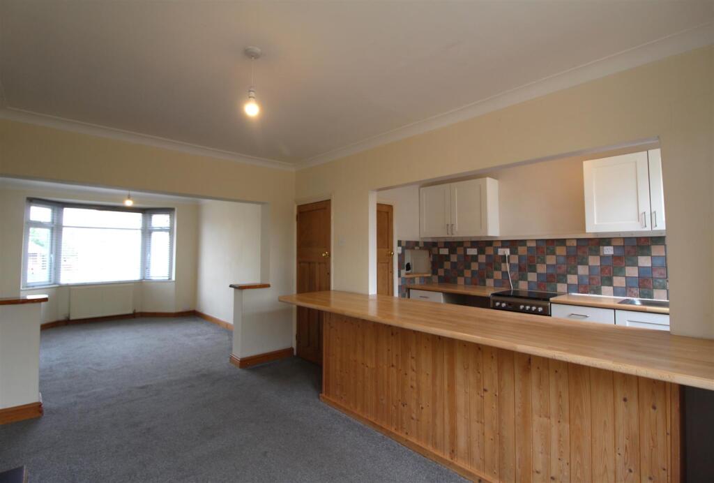 21 hillside road - living diner.JPG