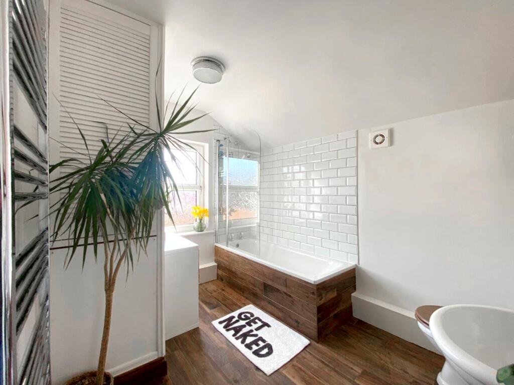 Bathroom image 2 of 3