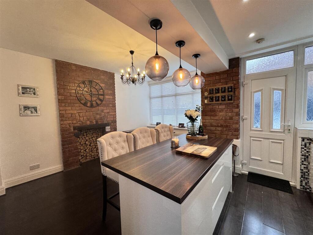 Open plan kitchen / Dining