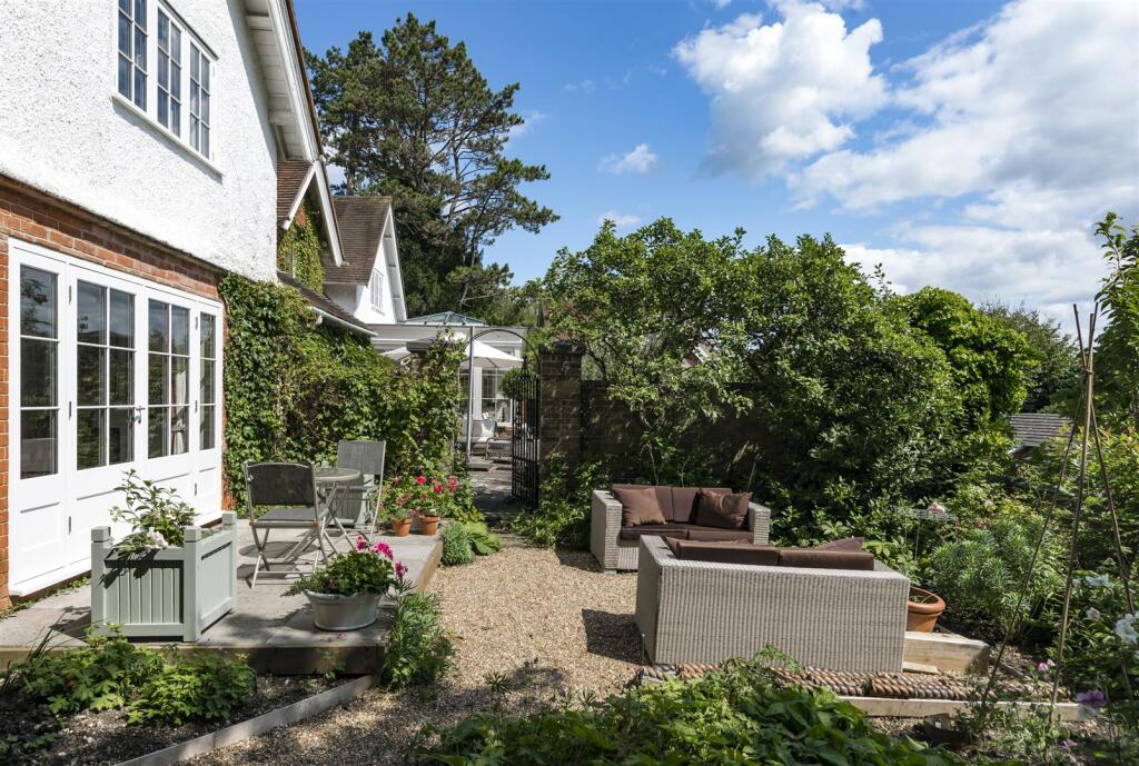 The-Stables-9-Guildown-Avenue-Guildford-GU2-4HA-12