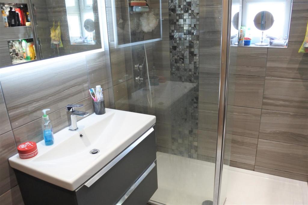 Bathroom 2.JPG