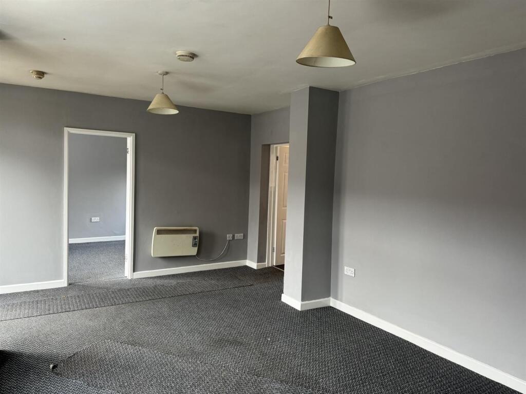 Flat 3 Holland Court 01.11.24 2.jpeg