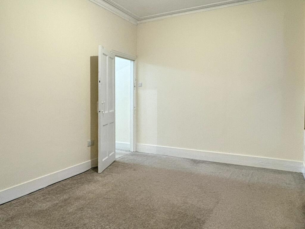 Bright, neutral single bedroom with clean carpe...