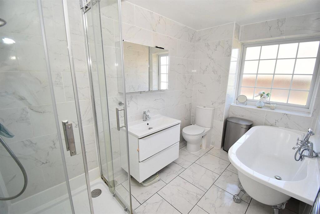 FMAILY BATHROOM.JPG