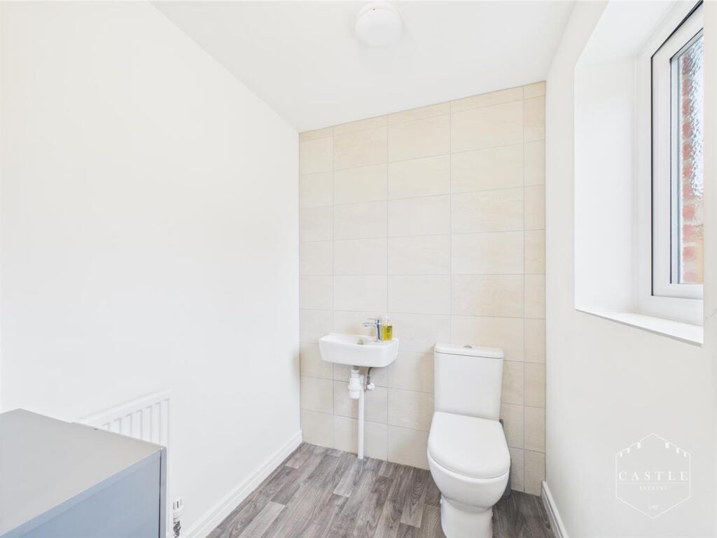 GUEST CLOAKROOM