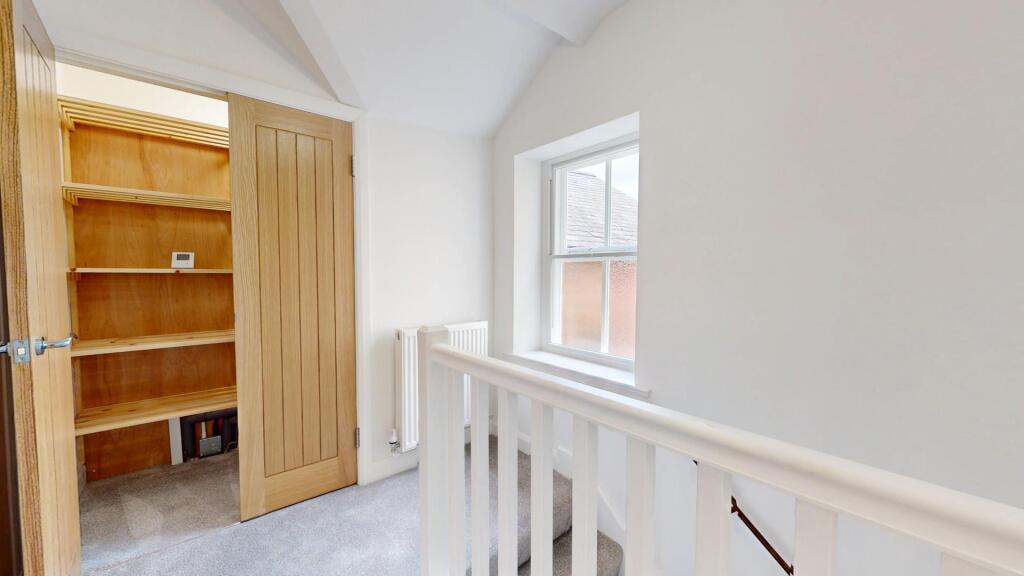 FIRST FLOOR LANDING