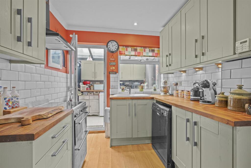 12 Chorley Road, HP14 3AR-5.jpg