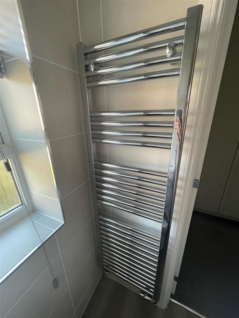 EN-SUITE SHOWER ROOM