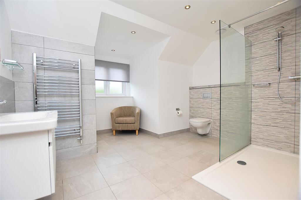 en-suite 1.JPG