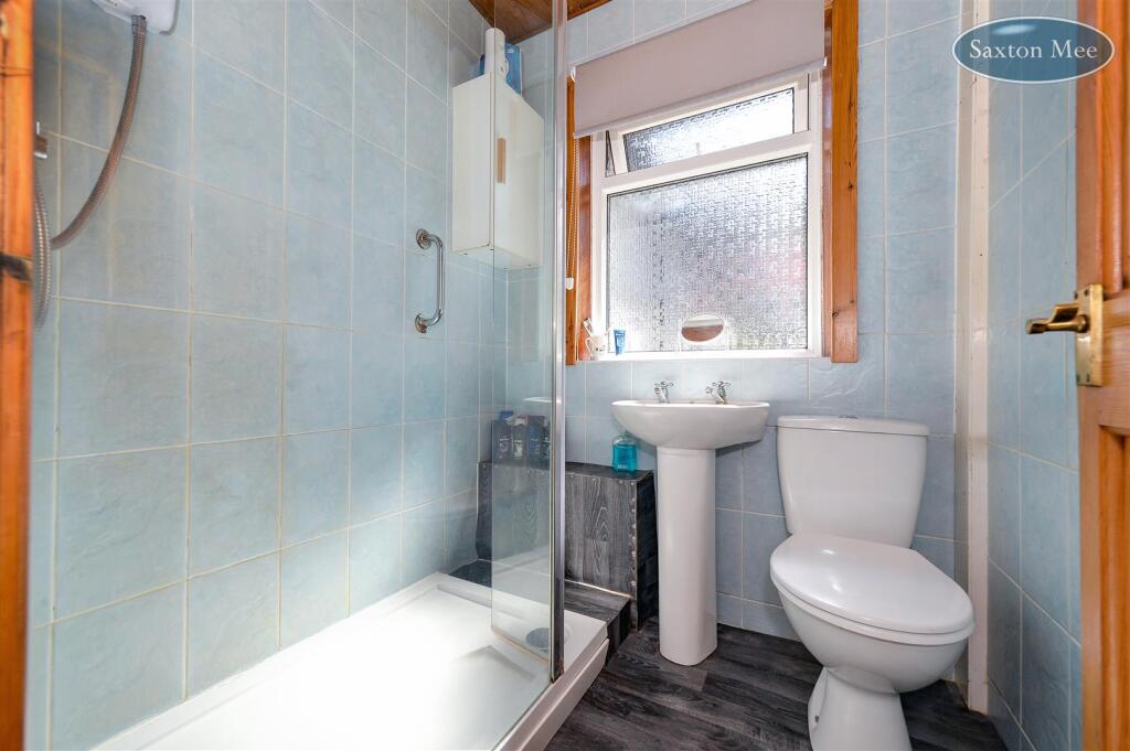 bathroom 8689.jpg