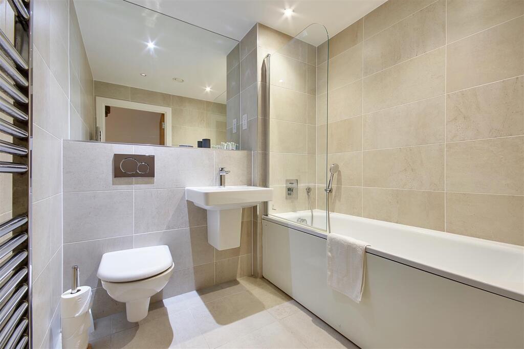 09 Bathroom.jpg