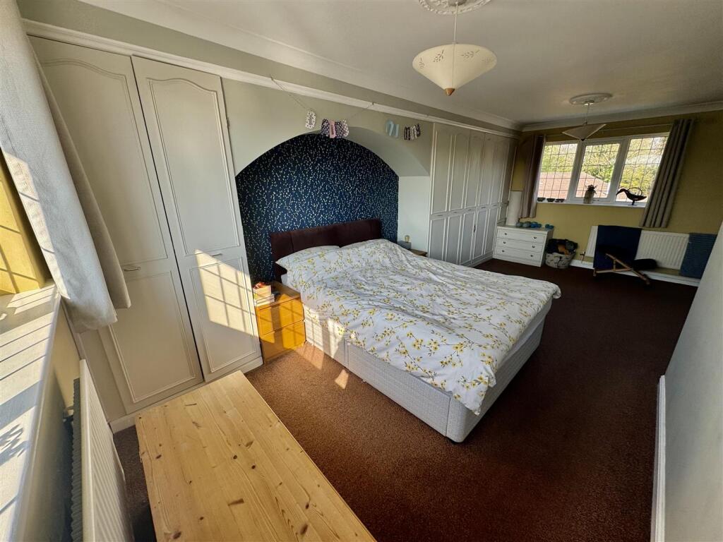 PRINCIPAL BEDROOM
