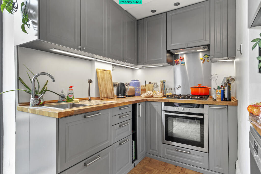 NEWLY FITTED KITCHEN WITH INTEGRATED APPLIANCES