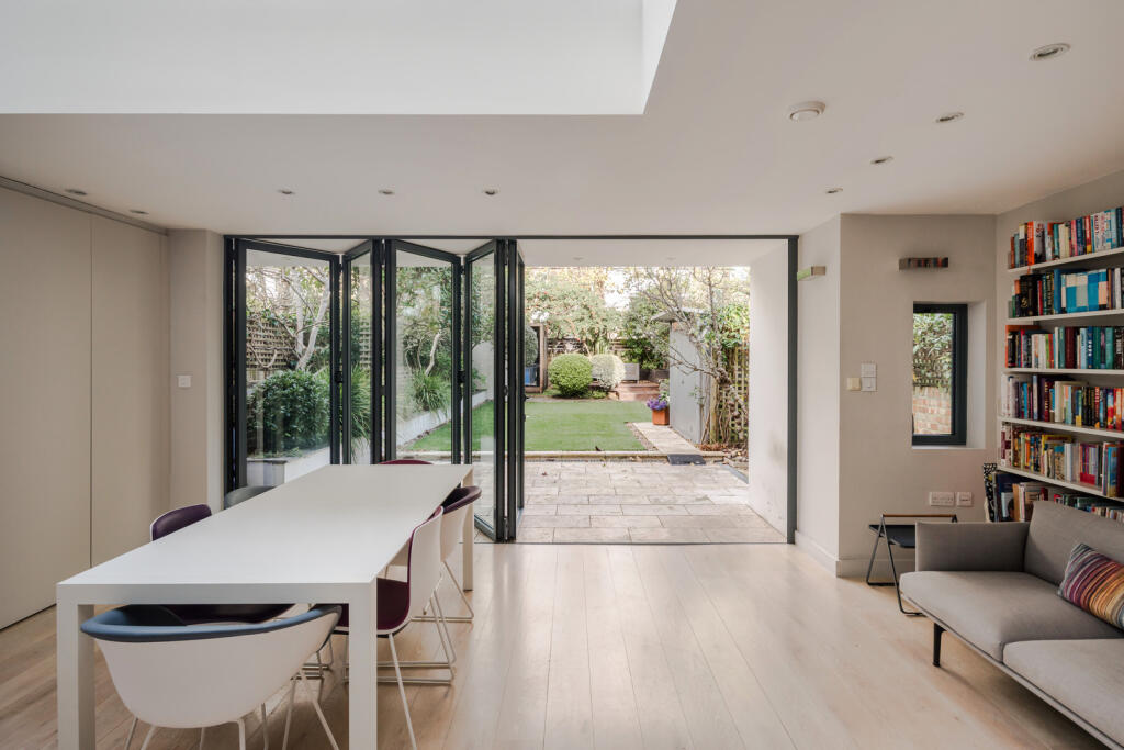 322525 - 98 Buckingham Road-24.jpeg