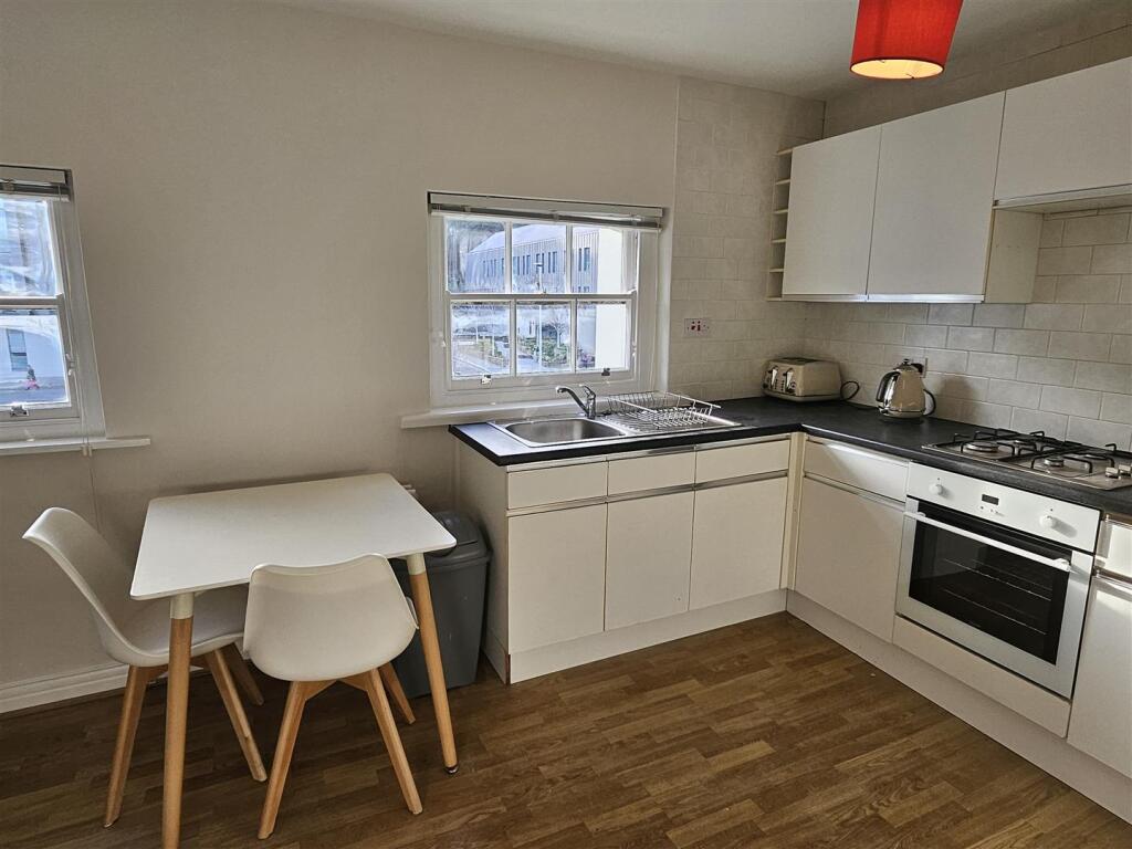 OPEN PLAN LOUNGE/KITCHEN
