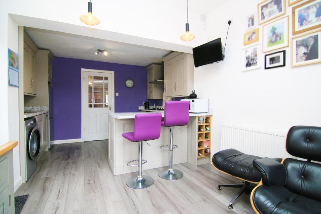 KITCHEN/DINING