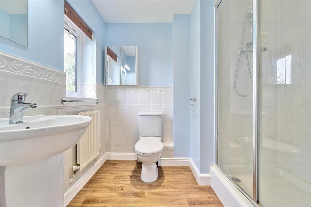 En Suite to Bedroom 1