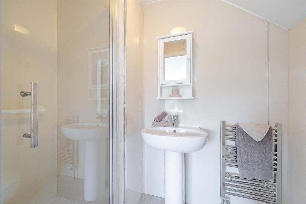 En-suite to Bedroom 1