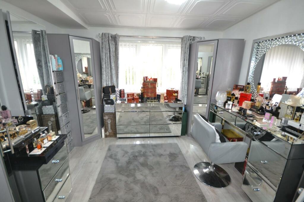 SEPARATE DRESSING ROOM (BED FIVE)