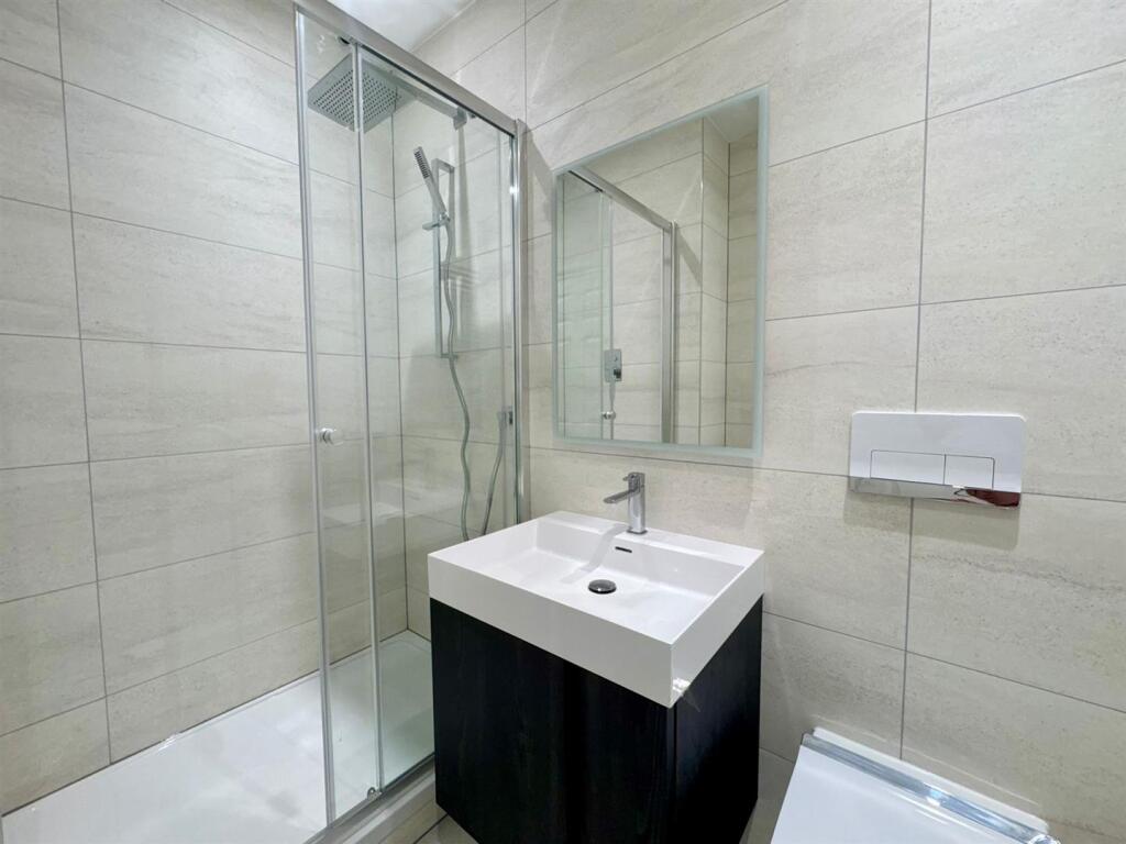 Master ensuite.jpg