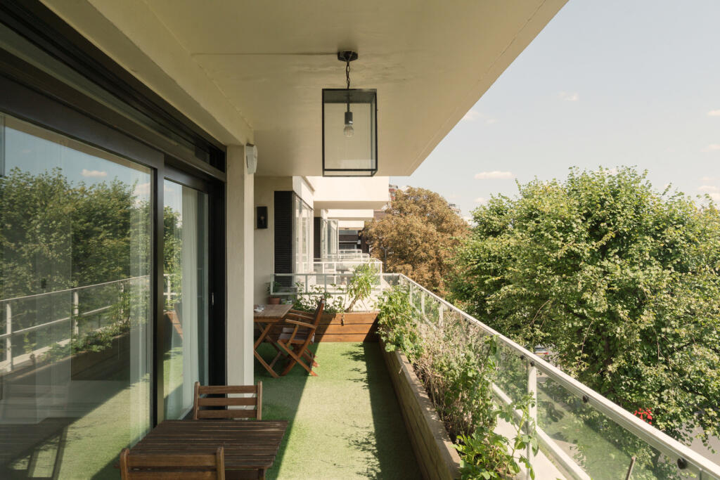 304503 - IMPERIAL-COURT-BALCONY-03.jpg