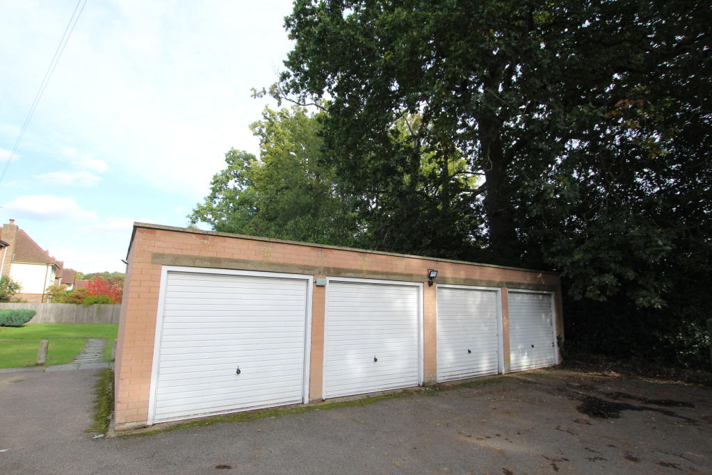 9 GARAGE.JPG