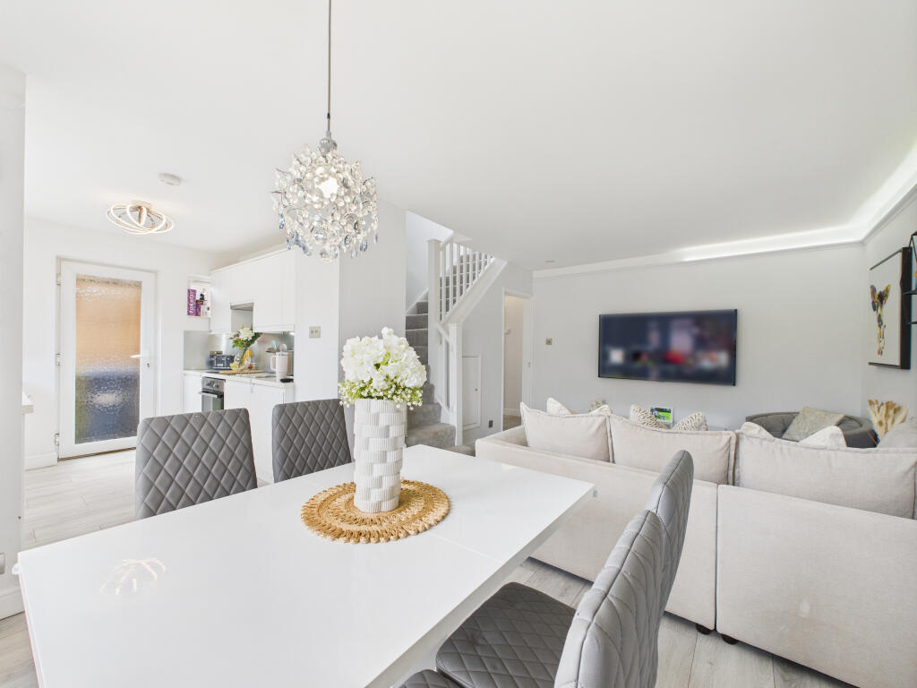 CAM02909G0-PR0458-STILL013