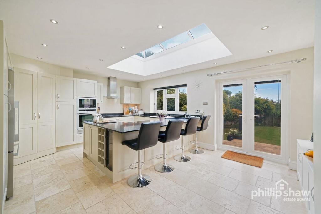 Kitchen and breakfast area