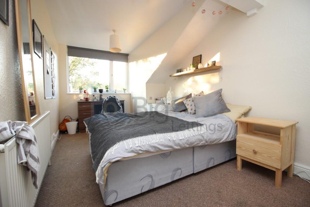 A cozy double bedroom featuring a comfortable b...