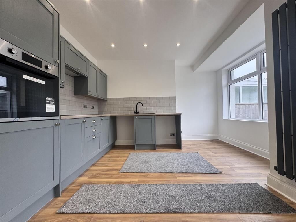 Open plan kitchen / dining