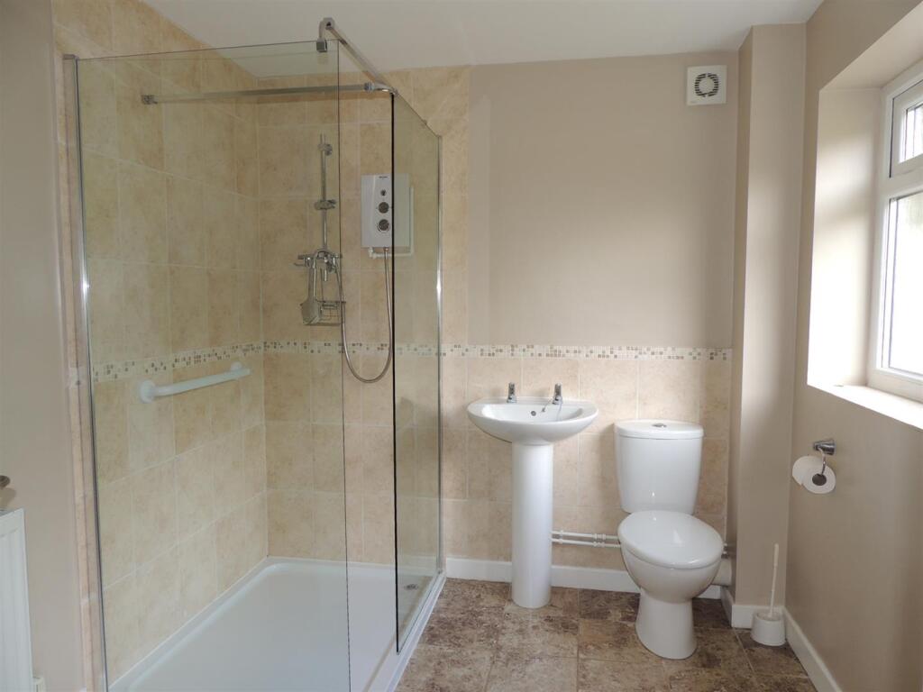 EN SUITE SHOWER ROOM