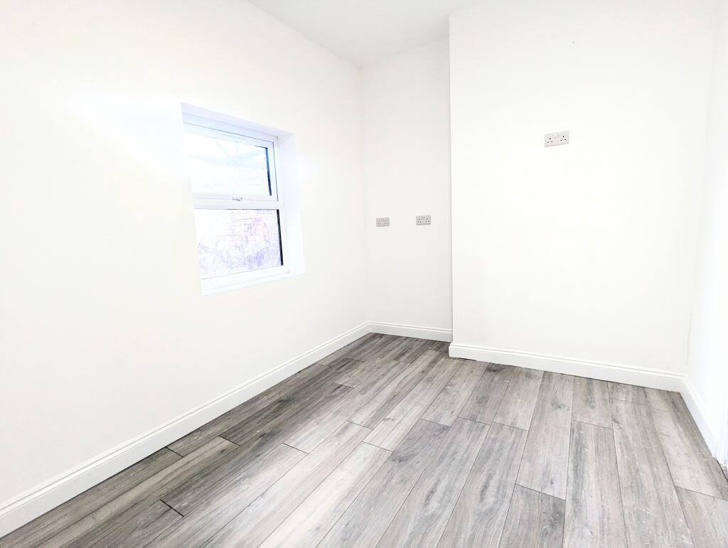 Rear Bedroom5