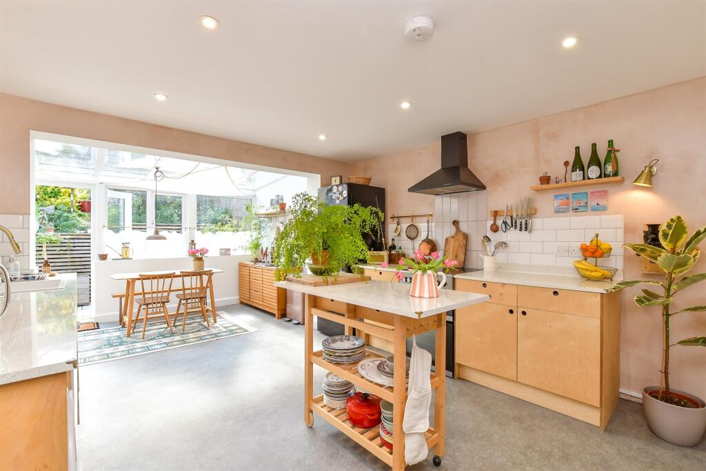 Kitchen/ Breakfast Area