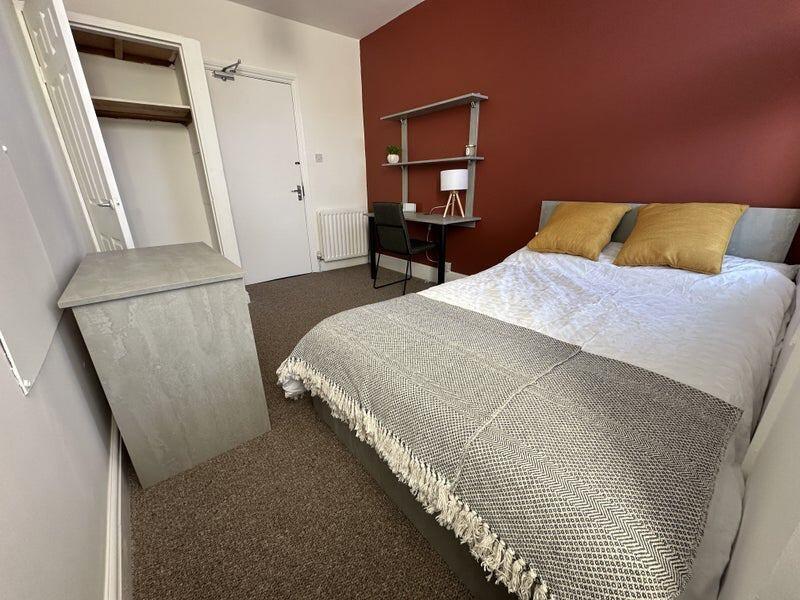 Well-maintained double bedroom featuring a comf...
