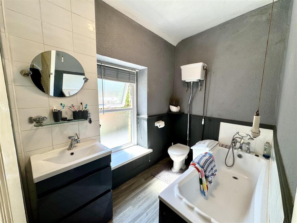 FAMILY BATHROOM