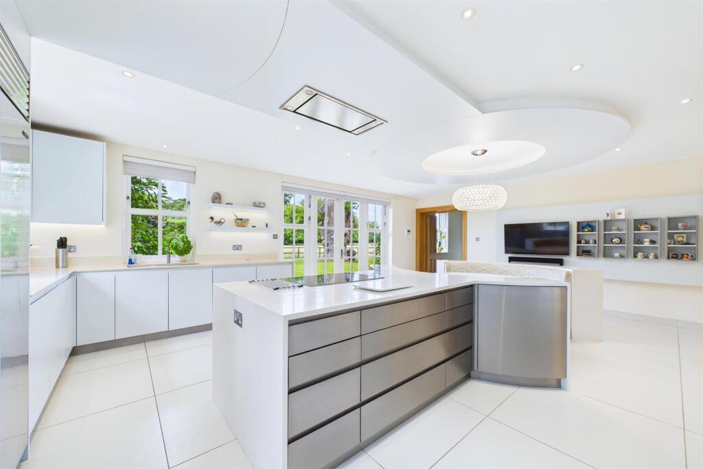 Kitchen 2.jpg