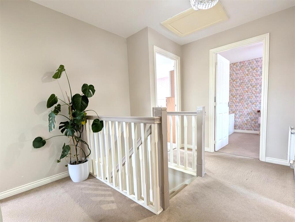 FIRST FLOOR LANDING